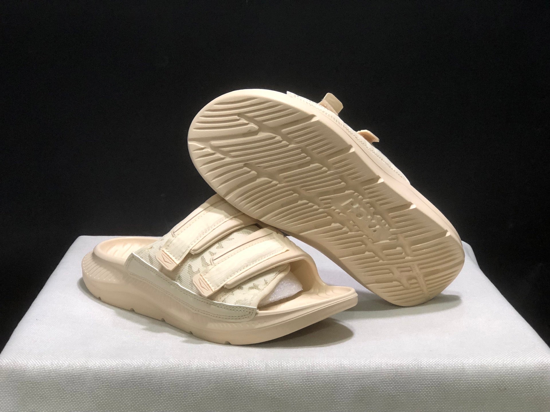 WTAPS x  HOKA ONE ONE ORA Luxe