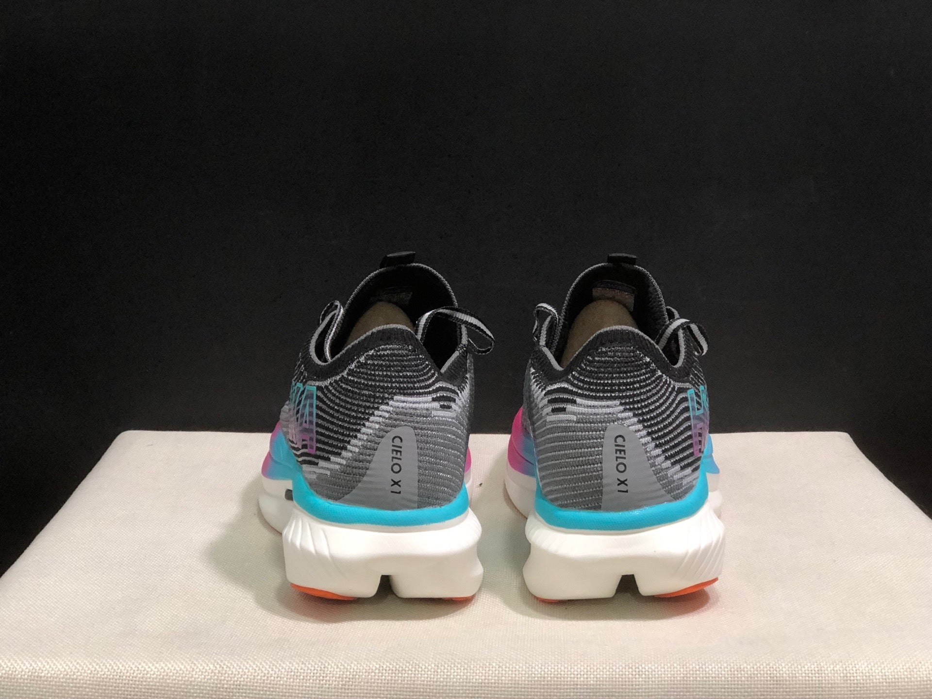 HOKA ONE ONE CIELO X1
