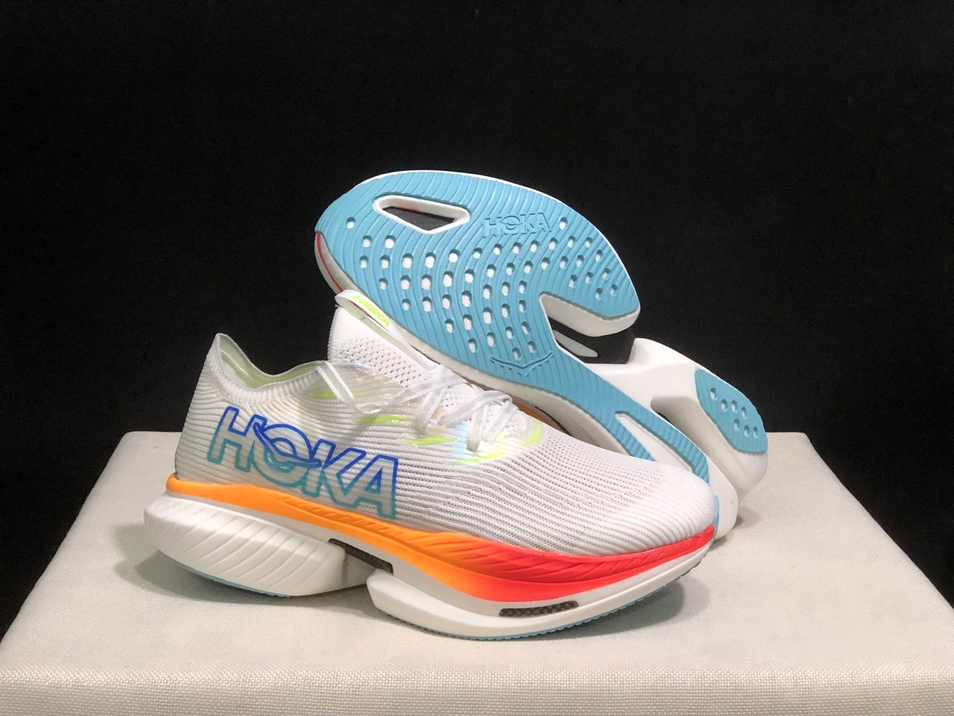 HOKA ONE ONE CIELO X1