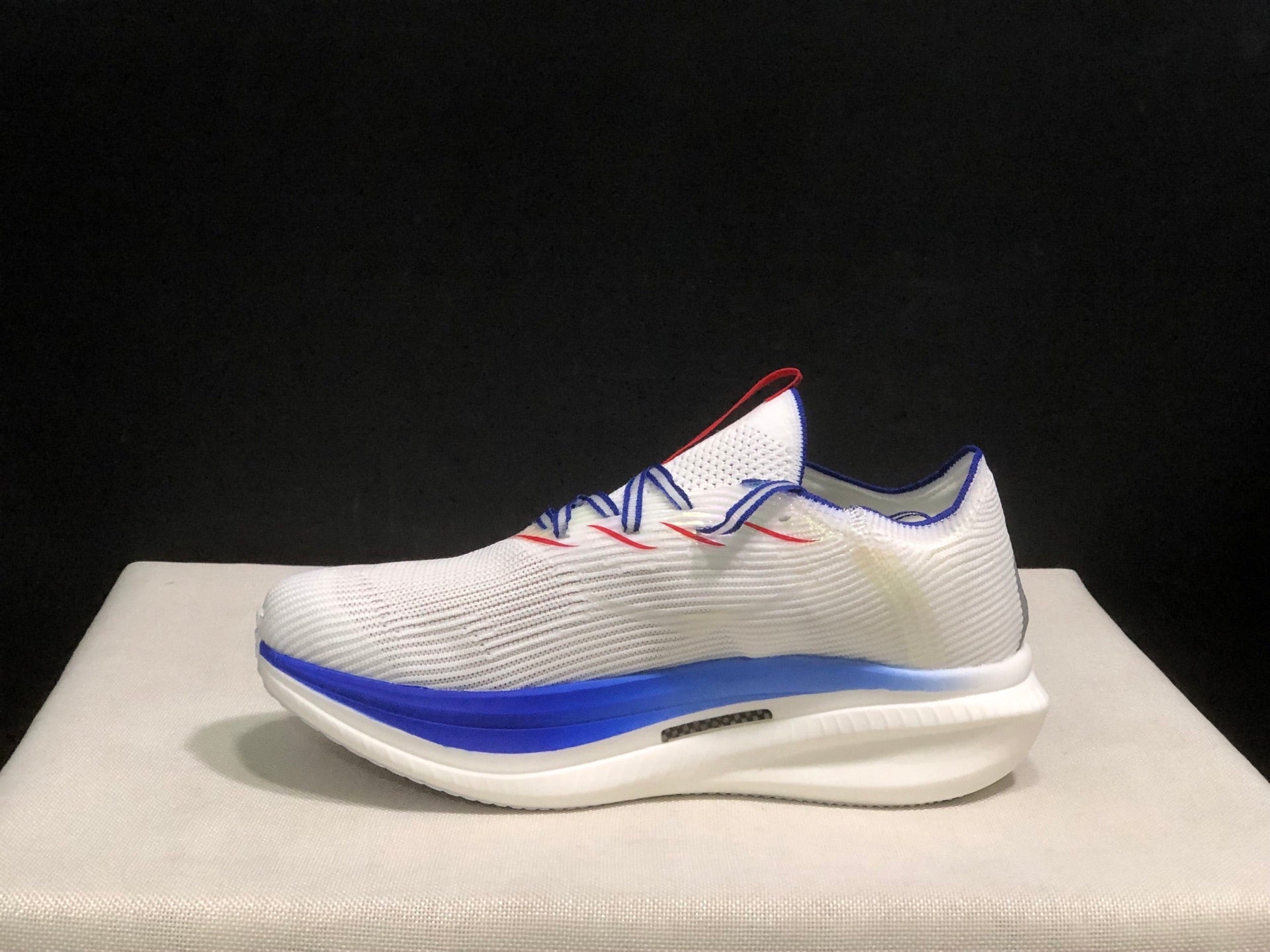 HOKA ONE ONE CIELO X1